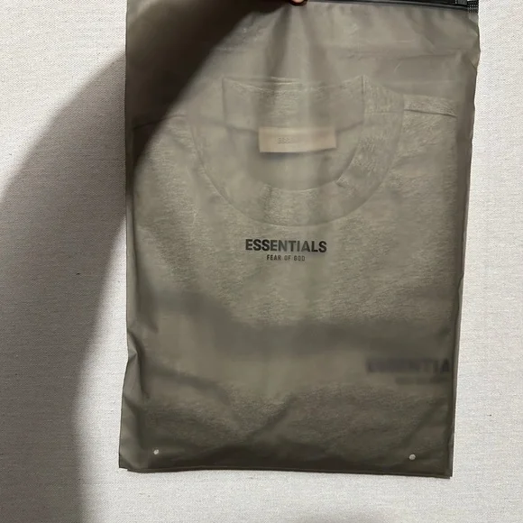 NWT Essentials Fear of God T-Shirt - size M - Picture 8 of 9